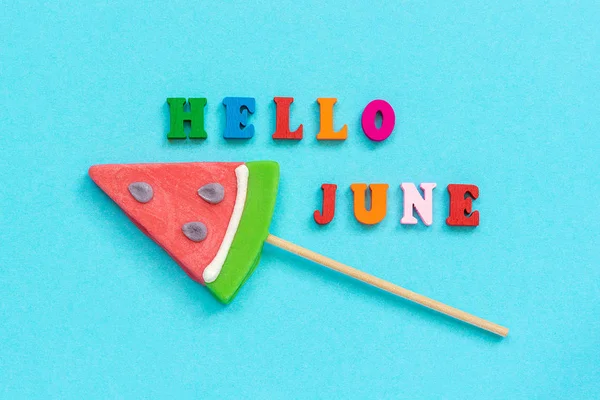Hallo Juni bunten Text und Wassermelonen-Lutscher auf Stick auf blauem Papier Hintergrund. Konzept Urlaub oder Urlaub kreative Draufsicht Vorlage Grußkarte, Postkarte — Stockfoto