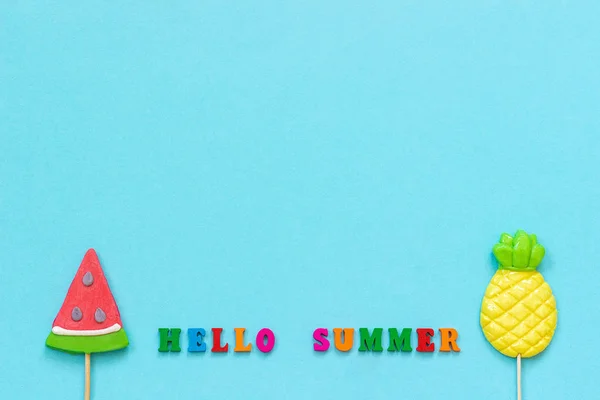 Hello Summer kolorowy tekst, ananasy i arbuz lizaki na kij na niebieskim tle papieru. Wakacje koncepcyjne lub wakacje kreatywny widok z góry Kopiuj przestrzeń szablon kartka Okolicznościowo-pocztowa — Zdjęcie stockowe