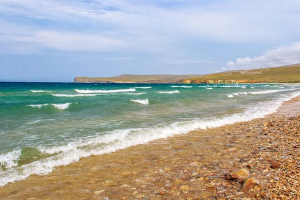 Gelombang kecil bergegas ke pantai berbatu Danau Baikal. Olkhon — Stok Foto