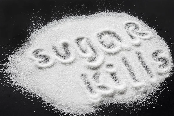 Kryształy cukru na czarnym tle i napis "sug — Zdjęcie stockowe