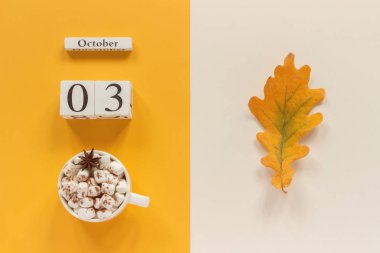 Sonbahar kompozisyon. Ahşap takvim 3 Ekim, sarı bej arka planda Marshmallow ve sarı sonbahar yaprakları ile kakao fincan. Üst görünüm düz Lay mockup konsept Merhaba Eylül