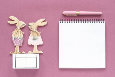 Boş boş ahşap küpler takvim takvim tarihiniz için tamplate kadar sahte. Pembe kağıt arka plan üzerinde tavşan ahşap rakamlar not defteri Çifti Kopya alanı Creative Top view Düz Yukarıdan aşağıya kompozisyon yatıyordu