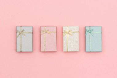 Pembe arka planda pastel renklerin hediye kutuları seti, Üstgörünüm