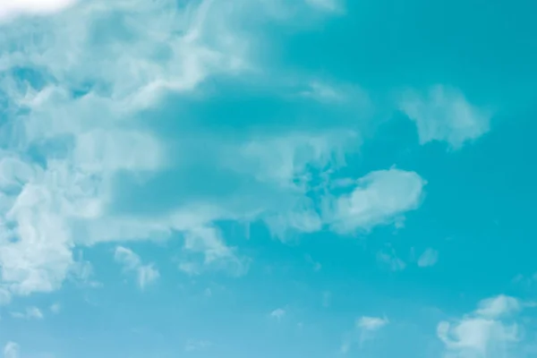 Reflejo del cielo y las nubes sobre las aguas azules superficiales. Fondo abstracto o textura para su diseño —  Fotos de Stock