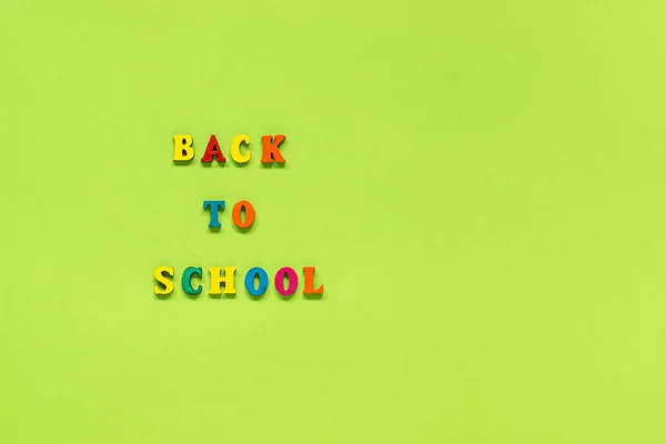 Metin geri okula yeşil Kağıt arka plan üzerinde çok renkli harflerden kavramı eğitim üst görünüm tasarım için kopya boşluk şablonu — Stok fotoğraf