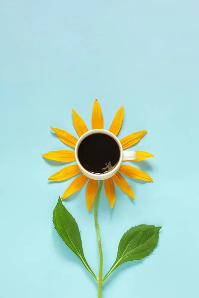 Xícara de café preto e pétalas amarelas talo flor em forma. Creative Flat lay Visão superior Espaço de cópia. Conceito bom dia — Fotografia de Stock