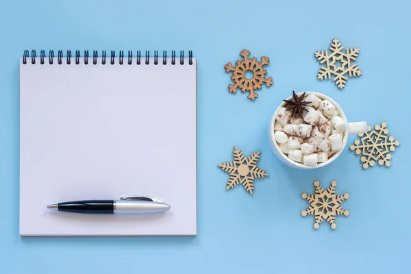 Copo de cacau com marshmallow e bloco de notas vazio aberto — Fotografia de Stock