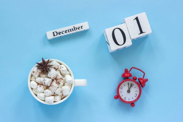 1 december kopje cacao met marshmallows en alarmklok — Stockfoto