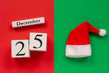 takvim 25 Aralık ve Santa şapka
