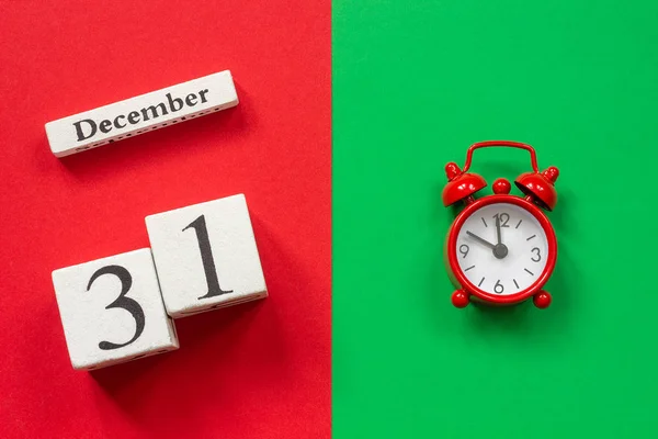 Calendário 31 de dezembro e despertador vermelho — Fotografia de Stock