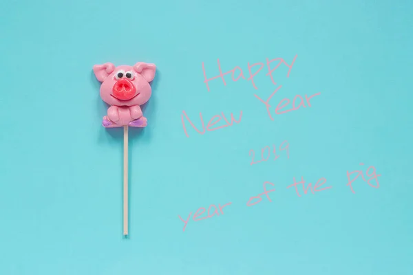 Piruleta de cerdo y texto Feliz Año Nuevo —  Fotos de Stock