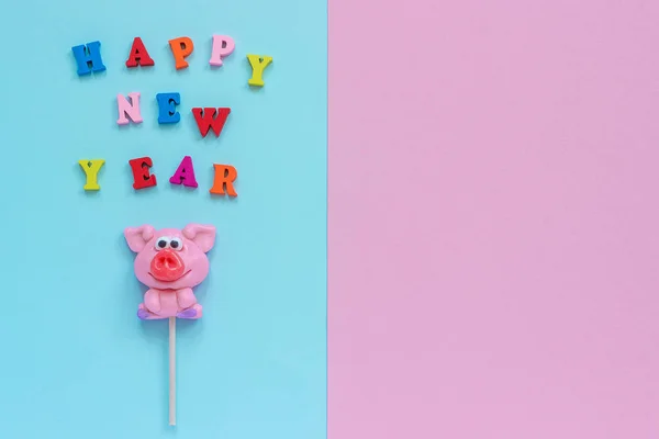 Piruleta de cerdo y texto Feliz Año Nuevo —  Fotos de Stock