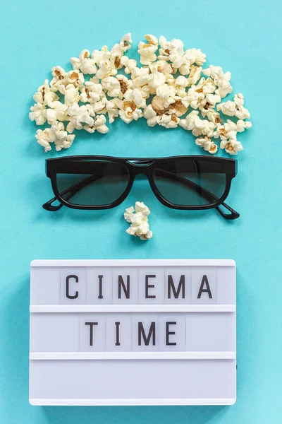 Abstraktní obrázek prohlížeče, 3D brýlí, popcornu a textu světlého pole čas kina na modrý papír. Koncept kino a zábava plochá, pohled shora — Stock fotografie