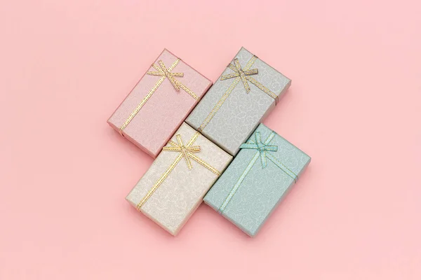 Ensemble de boîtes cadeaux de couleurs pastel sur fond rose, vue de dessus — Photo