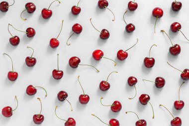 kaotik gri arka plan üzerinde dağınık kırmızı olgun tatlı kiraz, doku Üst görünüm, Düz yatıyordu