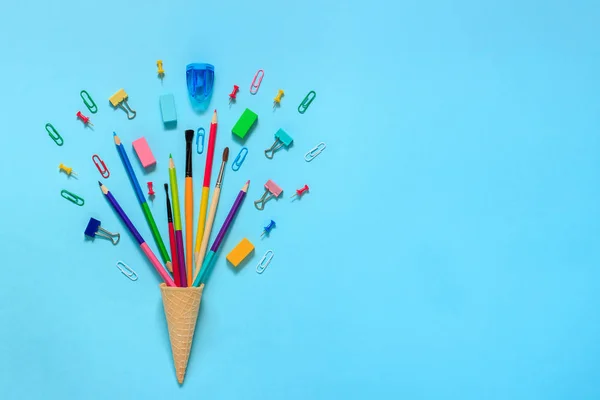 Schreibwaren Bleistifte Pinsel Büroklammer in Waffel-Eis-Tüte — Stockfoto
