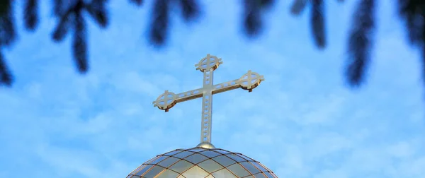 Dome of the chapel with a cross on sky background — Stock Photo, Image