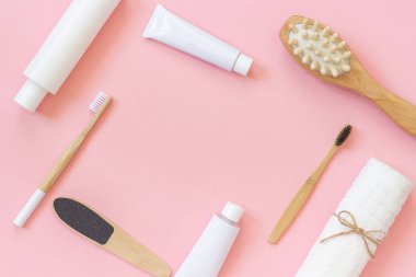 Pembe arka plan üzerinde metin veya tasarım için kopya alanı ile duş veya banyo için kozmetik ürünleri ve araçları ayarlayın. Kavram kadın sabah vücut bakımı, yüz, güzellik ve sağlık için dişler. Üst görünüm Şablonu