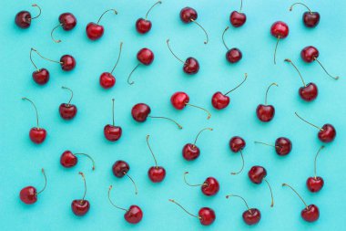 mavi arka plan üzerinde kırmızı olgun tatlı kiraz, doku