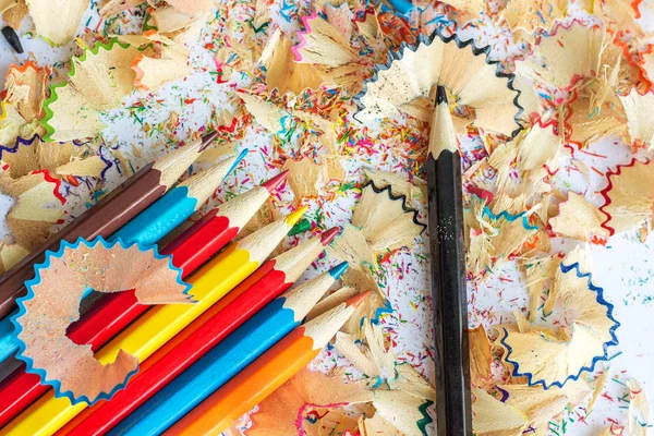 Crayons de couleur et copeaux de crayons — Photo