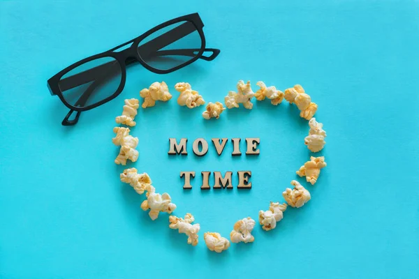 Palomitas de maíz en forma de corazón, gafas 3D, el texto "Tiempo de la película". Todavía. — Foto de Stock