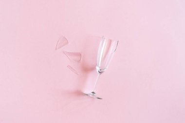 Kopya alanı ile pembe arka plan üzerinde kıymık ile Kırık şampanya flüt. Alkolizm, sarhoşluk ve alkol reddi karşı Kavram mücadele. Yaratıcı Üst görünüm Düz yatıyordu