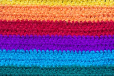 Kumaşın dokusu çok renkli iplikten örülmüştür.