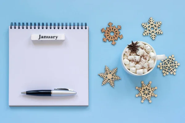 Calendário janeiro e xícara de cacau com marshmallow, vazio bloco de notas aberto — Fotografia de Stock