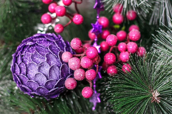Decorações de Natal e árvores artificiais fechar . — Fotografia de Stock