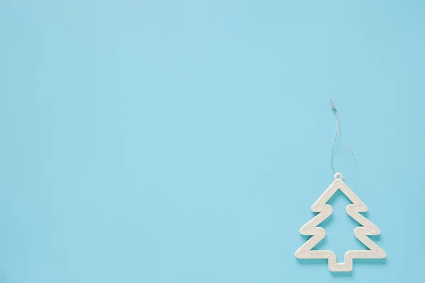 Jouet d'arbre de décoration de Noël blanc sur fond bleu avec espace de copie. Concept Joyeux Noël ou Bonne année. Style minimal Vue de dessus Pose plate Modèle pour votre conception, carte, invitation — Photo