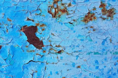 Kırık, soyma boya ve paslı lekeler ile metal yüzey.