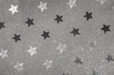 Gümüş sarma kağıdı, arka plan veya doku olarak yanıp sönen yıldız şekli deseni