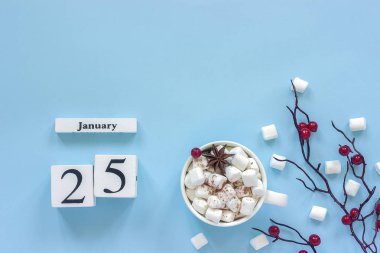 25 Ocak ile beyaz ahşap takvim küpleri. Kakao Fincan, marshmallow ve mavi arka plan üzerinde kırmızı çilek ile dekoratif şube  