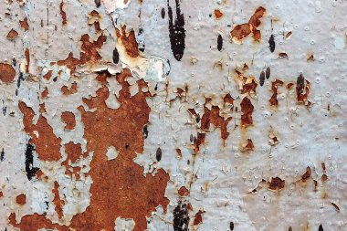 Büyük paslı, siyah nokta lı ve metal korozyonu ile boyanmış demir yüzey