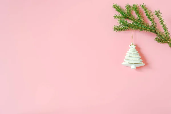 Brinquedo Árvore Decoração Natal Branco Ramo Abeto Fundo Rosa Com — Fotografia de Stock