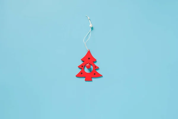 Rotes Holz Weihnachtsdekoration Baum Spielzeug Auf Blauem Hintergrund Mit Kopierraum — Stockfoto