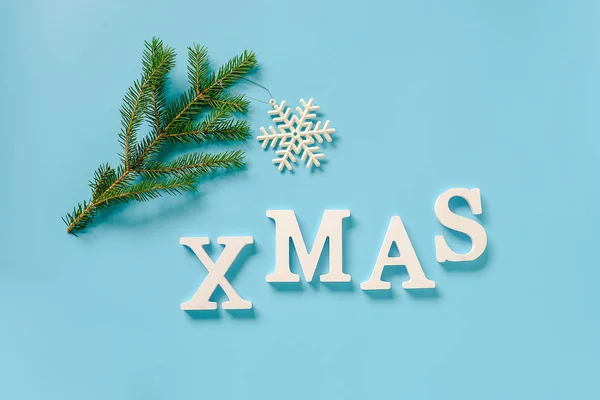 Texto Navidad Letras Blancas Decoración Navidad Juguete Copo Nieve Rama — Foto de Stock