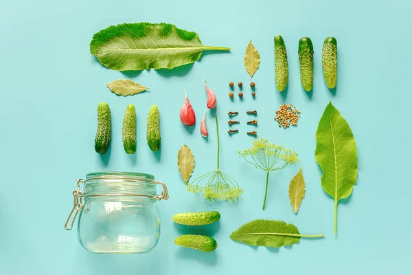 Pepinos Conserva Ingredientes Para Pepinos Marinados Frasco Vidro Fundo Azul — Fotografia de Stock