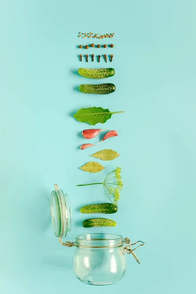 Pepinos Conserva Ingredientes Para Pepinos Marinados Frasco Vidro Fundo Azul — Fotografia de Stock