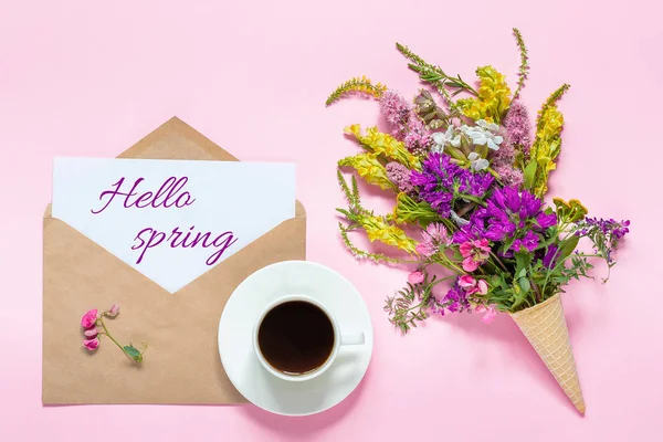 Μπουκέτο Χρωματιστά Λουλούδια Χωνάκι Βάφλα Φλιτζάνι Καφέ Και Φάκελο Κείμενο — Φωτογραφία Αρχείου