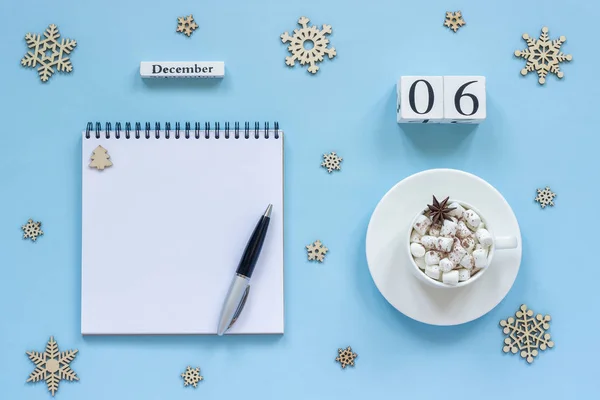 Trä Kalender December Kopp Kakao Med Marshmallow Och Stjärnanis Tom — Stockfoto