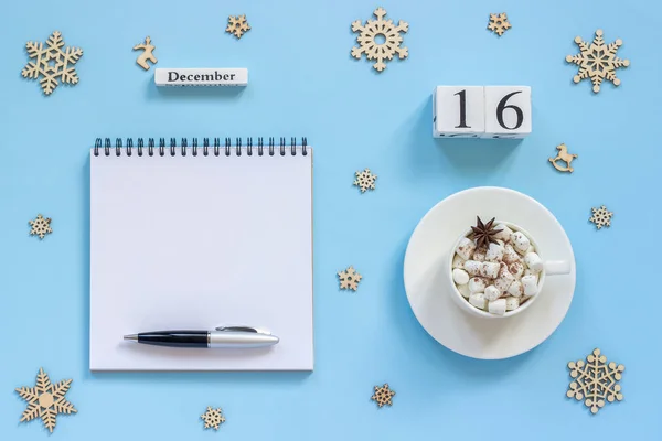 Trä Kalender December Kopp Kakao Med Marshmallow Och Stjärnanis Tom — Stockfoto