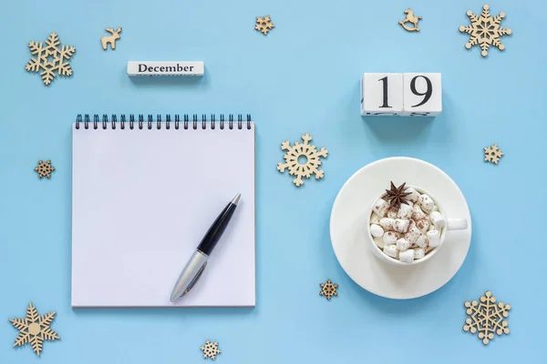 Trä Kalender December Kopp Kakao Med Marshmallow Och Stjärnanis Tom — Stockfoto