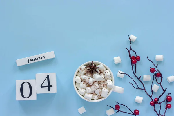 Cubos Calendário Madeira Branca Com Janeiro Xícara Cacau Marshmallows Ramo — Fotografia de Stock