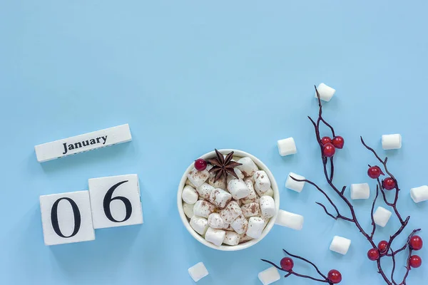 Cubos Calendário Madeira Branca Com Janeiro Xícara Cacau Marshmallows Ramo — Fotografia de Stock