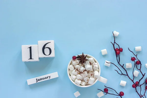 Cubos Calendário Madeira Branca Com Janeiro Xícara Cacau Marshmallows Ramo — Fotografia de Stock