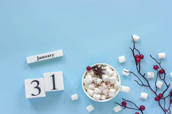 Cubos Calendário Madeira Branca Com Janeiro Xícara Cacau Marshmallows Ramo — Fotografia de Stock