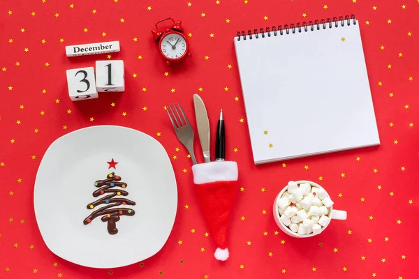 Neujahrskalender Dezember Süße Schokolade Form Eines Weihnachtsbaums Auf Teller Besteck — Stockfoto