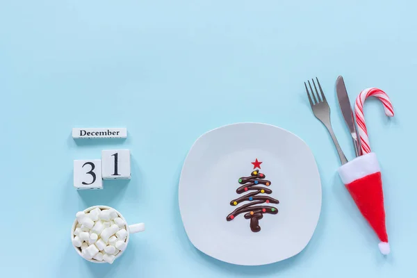 Calendario Diciembre Chocolate Dulce Forma Árbol Navidad Plato Cubiertos Sombrero — Foto de Stock
