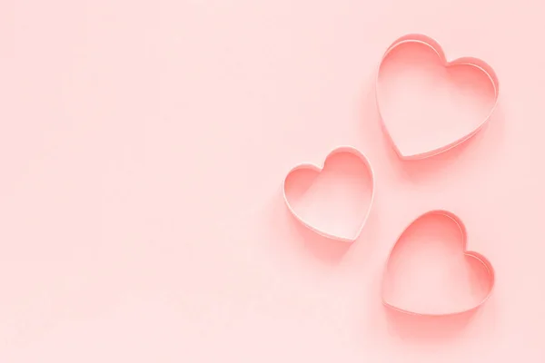 Galletas Corte Rosa Forma Corazón Sobre Fondo Rosa Pastel — Foto de Stock